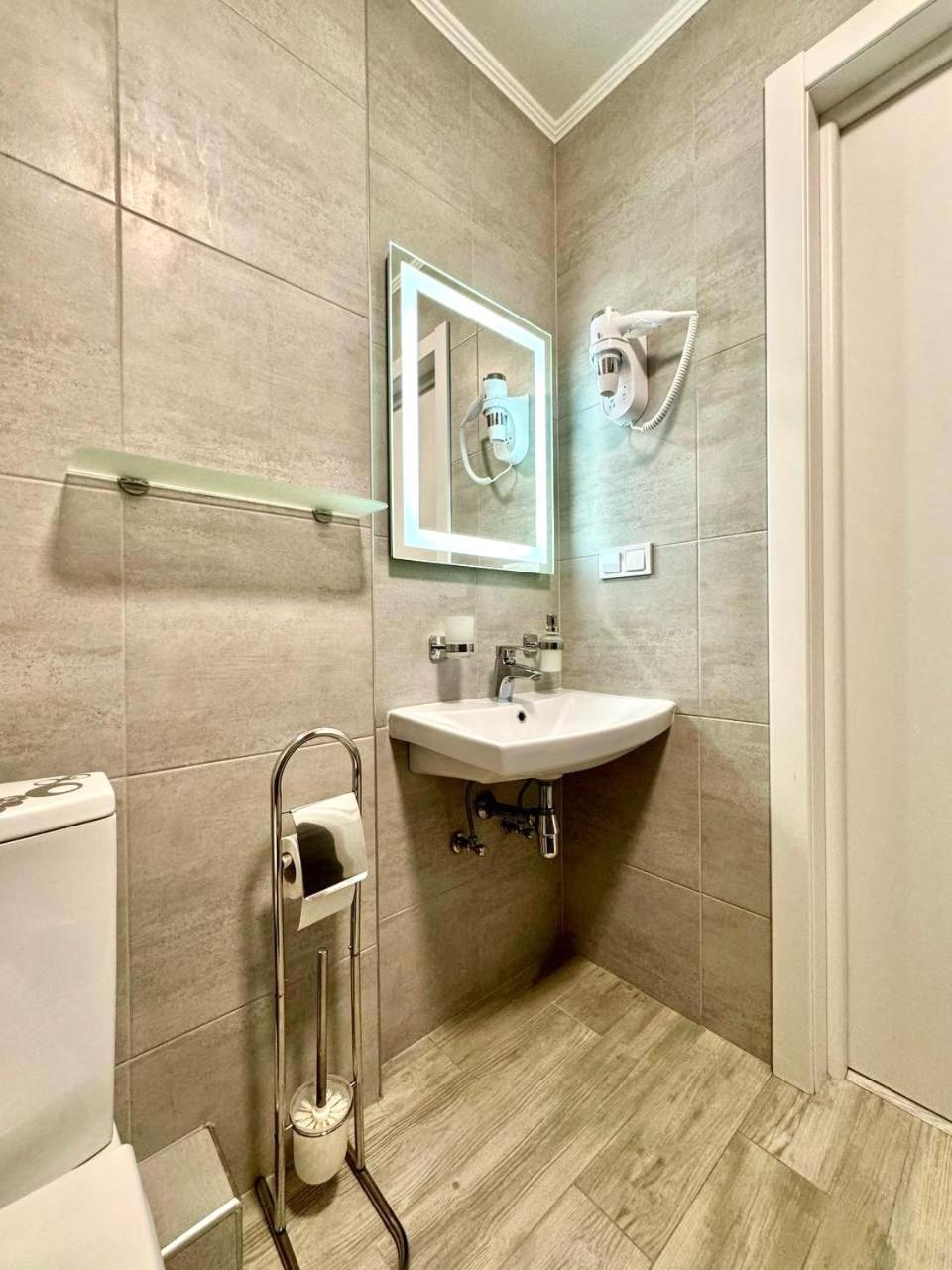 Apartpoltava: Business-Class Apartments with Panoramic Balcony in Prestigious New Building Exterior photo