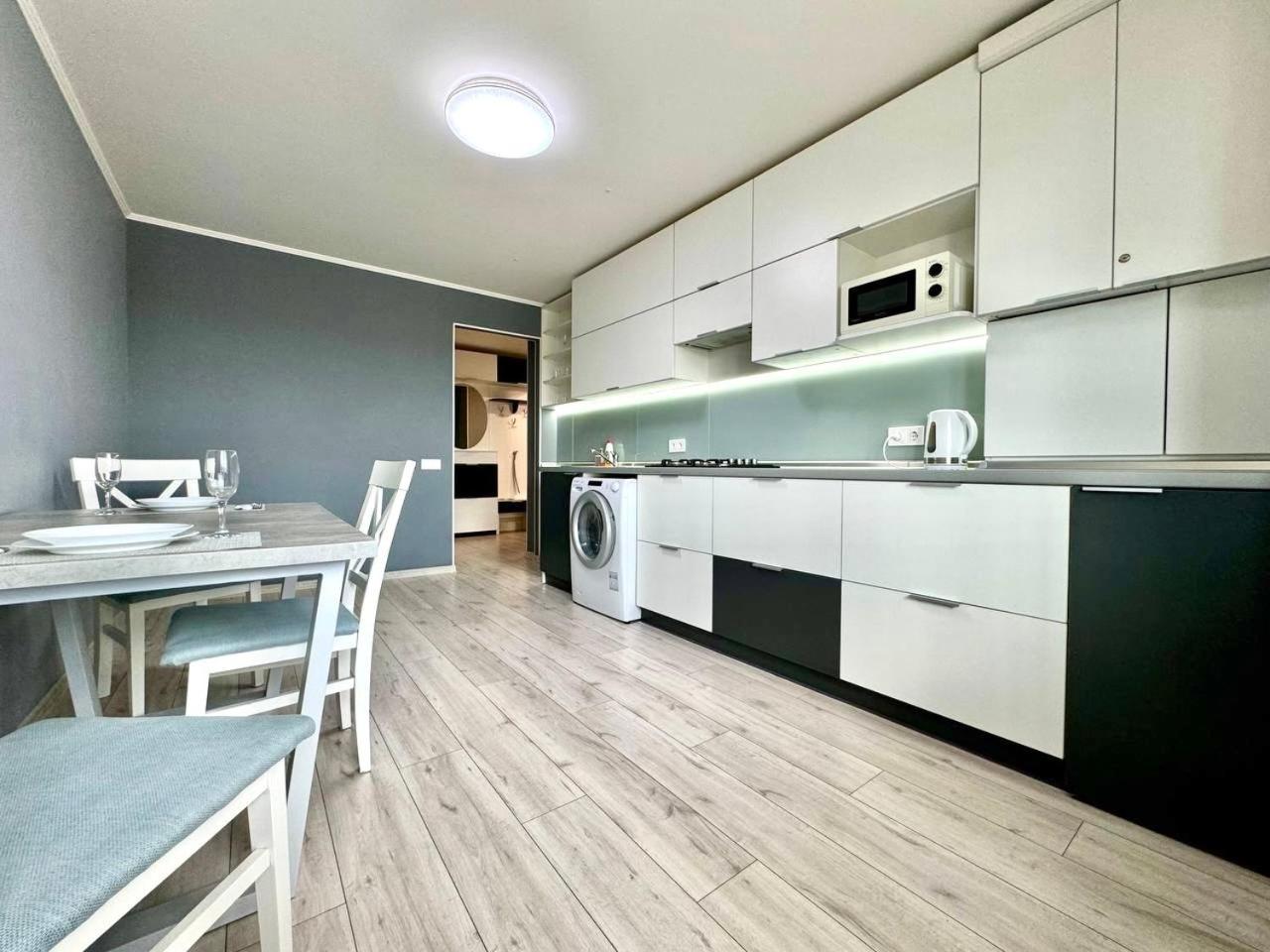 Apartpoltava: Business-Class Apartments with Panoramic Balcony in Prestigious New Building Exterior photo